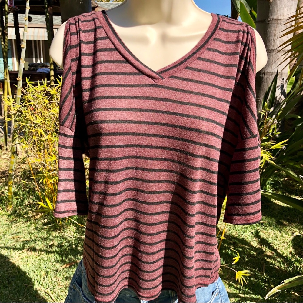 Small Cold Shoulder π€ 3/4 Sleeved - Picture 3 of 7